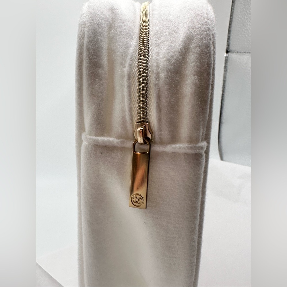 CHANEL GWP White Felt Makeup Pouch - Picture 3 of 12